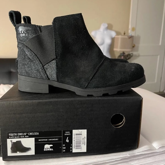 Sorel Other - Guc, Girl’s black Sorel Chelsea boots w/box, size 4y